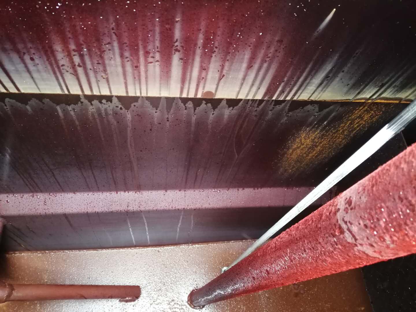 生銹的消防車罐體 生銹的消防車罐體